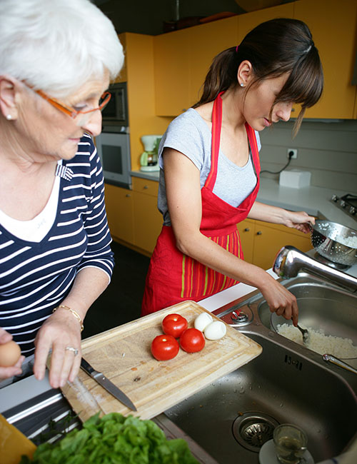 femme senior et jeune femme préparant à manger dans une cuisin